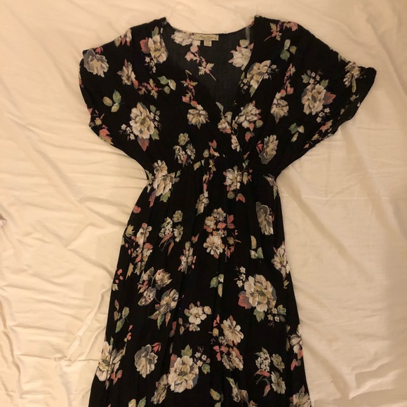 Gorgeous flowy floral dress - Picture 2 of 6